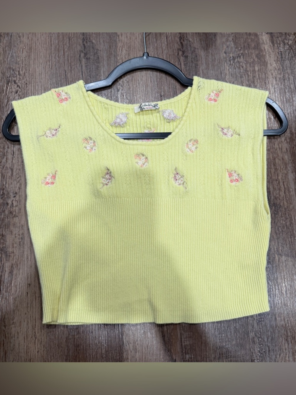 Sleeveless Cropped Ribbed Knit Top with Floral Embroidery